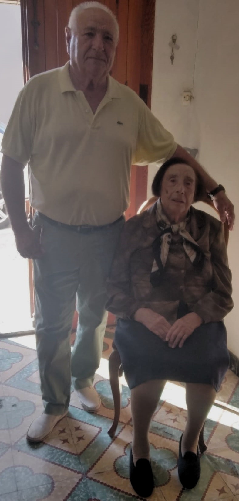 GATA TÉ UNA NOVA CENTENÀRIA, ROSA GINESTAR GINESTAR. Està com una rosa i té una gran memòria. Nascuda i casada un 9 d'octubre.
        Té un fill, net i neta, una besneta i tres besnets. Actualment tres dones gateres superen el segle en vida