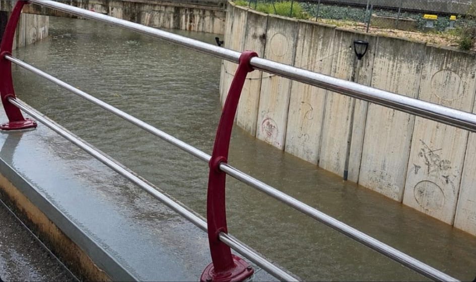 LA TORMENTA SUMA JA A GATA 141 LITRES EN 20 HORES. Alerta roja. Demà dilluns, suspeses les classes