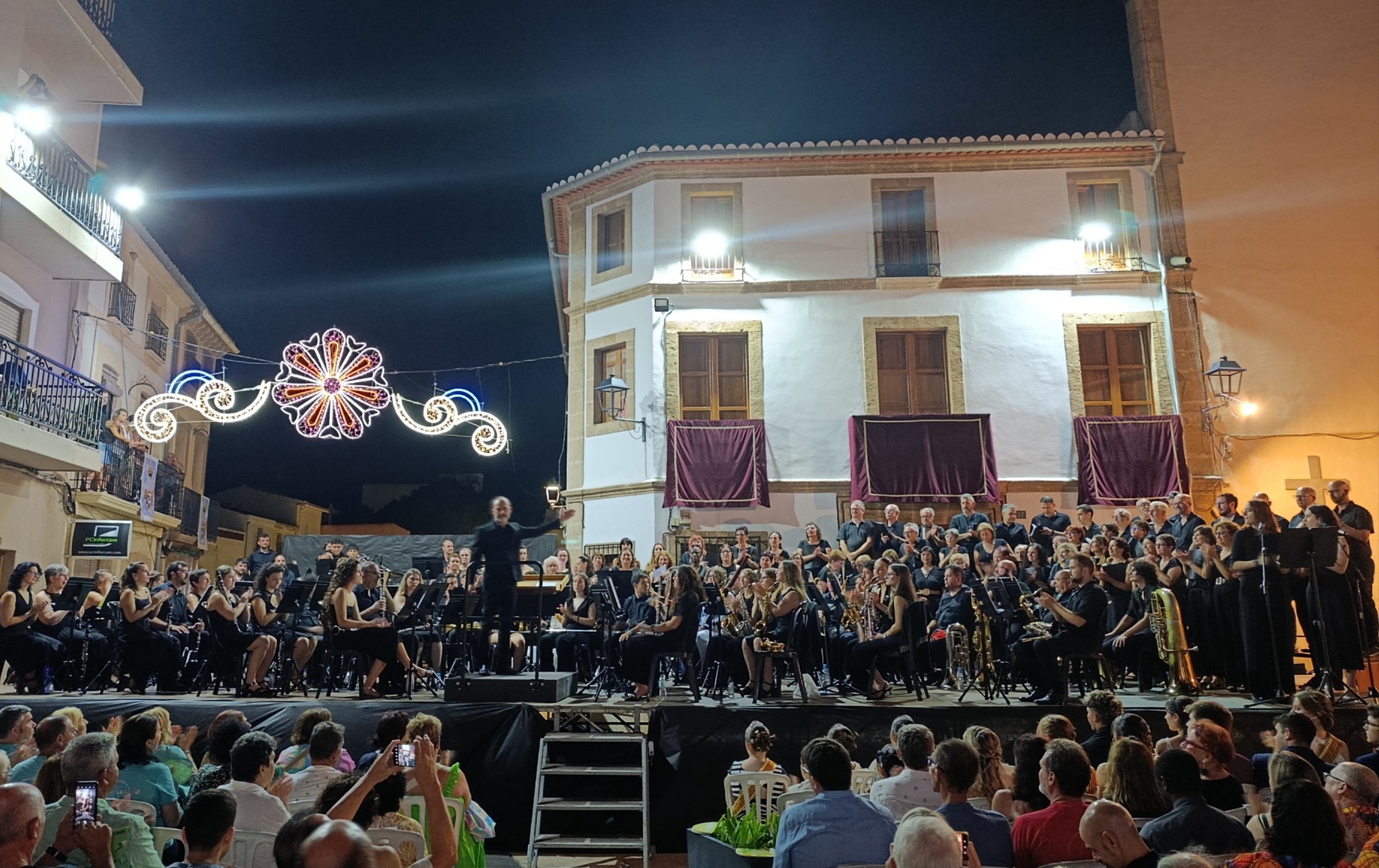FESTES GATA 2025: ENCARA AHIR, EXCEPCIONAL CONCERT DE REVETLA A LA PLACETA. La Unió Musical i un gran cor de veus gateres (Foto portada: Vicent Signes)