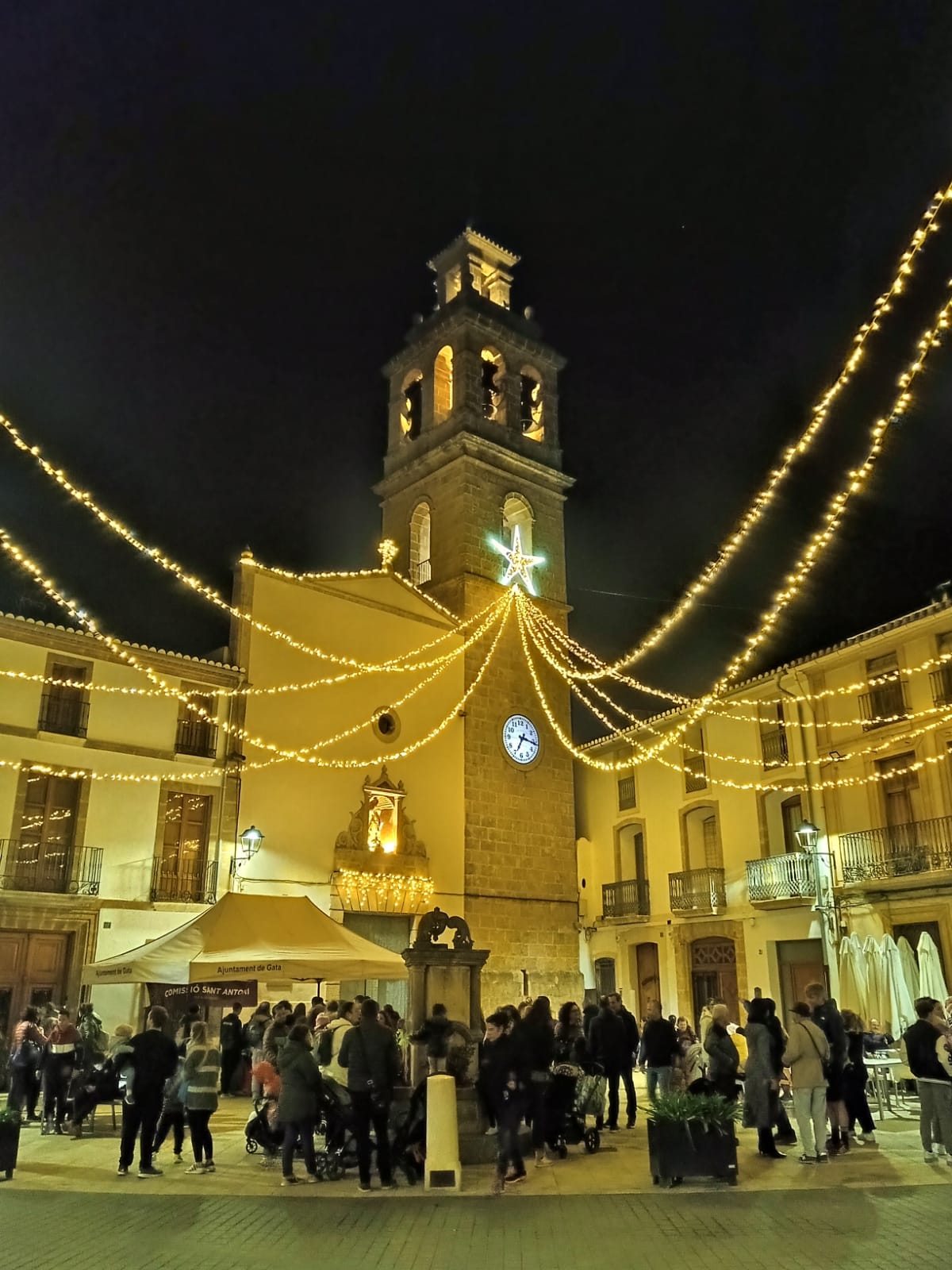 GATA OBRI LES PORTES DEL NADAL AMB L'ENLLUMENAT DE CARRERS I PLACES DEL POBLE