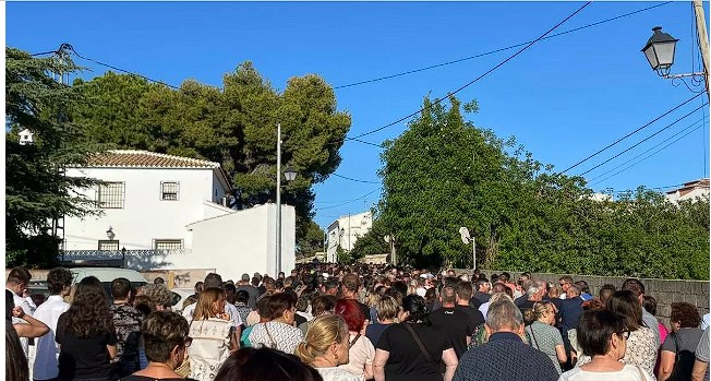 ADÉU MULTITUDINARI PER A DAVID LLEDÓ CASELLES, ASSASSINAT DISSABTE AL CARRER MORERES. ACOMPANYA DES DE LA PLAÇA DE LA CASA ROJA FINS EL CEMENTERI (Foto Alfons Padilla)
