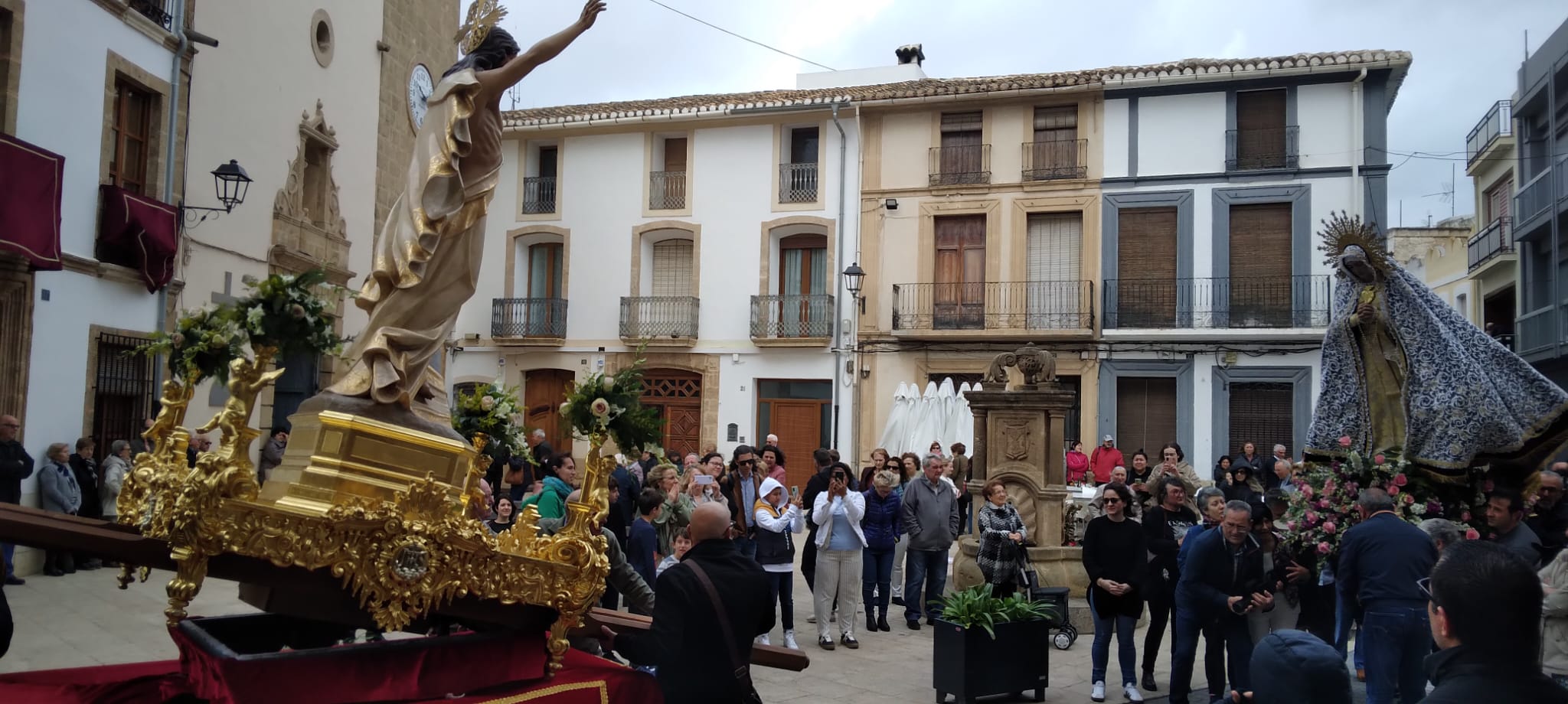 DIUMENGE DE PASQUA A GATA: LA LLEUGERA PLUJA DESBARATA LES PROCESSONS DE L'ENCONTRE