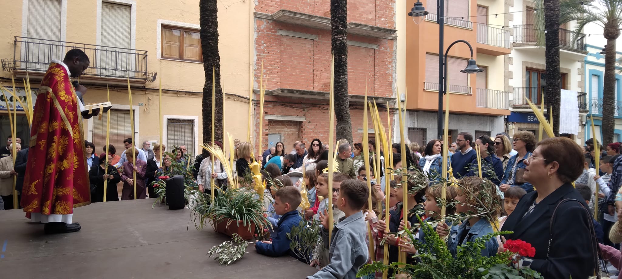 DIUMENGE RAMS A GATA: S'OBRI LA SETMANA SANTA GATERA. Al camp de futbol antic, la Comissió de Festes 2024 ha preparat el dinar