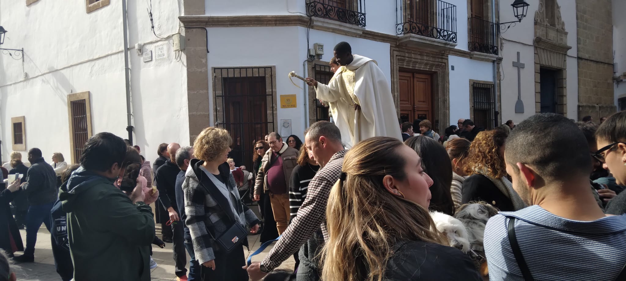 HUI DIUMENGE 21 DE GENER, CELEBRACIÓ DE SANT ANTONI A GATA. Processó, missa, repartiment del pa beneït i benedicció de centenars d'animals