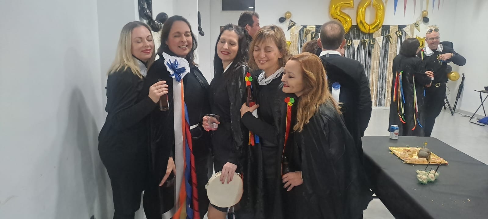 A GATA SEGUEIXEN LES FESTES POPULARS DELS DARRER DIES: Hui, darrer dilluns, és festa escolar; demà és darrer dimarts i dimecres Cendra; dissabte, el soterrament de la sardina