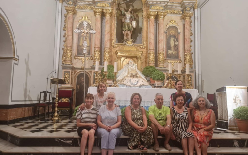 HUI ES FESTEJA A LA MARE DE DÉU GITADA. A GATA, UN GRUP DE VOLUNTÀRIES I VOLUNTARI PREPAREN A LA VERGE I DISPOSEN LES ALFÀBEGUES