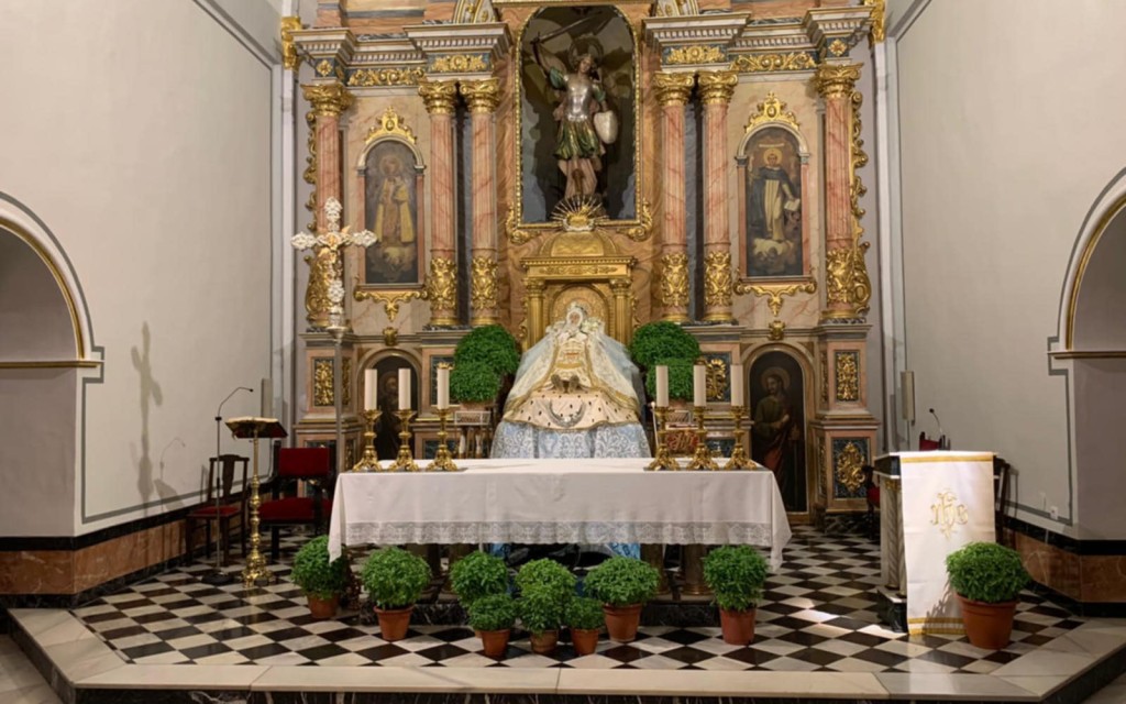 HUI ES FESTEJA A LA MARE DE DÉU GITADA. A GATA, UN GRUP DE VOLUNTÀRIES I VOLUNTARI PREPAREN A LA VERGE I DISPOSEN LES ALFÀBEGUES