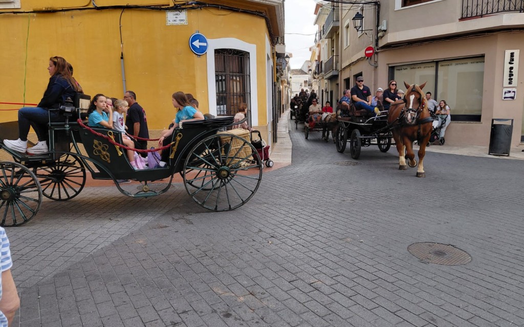 ELS CAVALLS, LA SEUA DOMA I EL PASSEIG PEL POBLE, DOMINEN EL MATÍ DEL TERCER DIA DE FESTES DE SANT MIQUEL