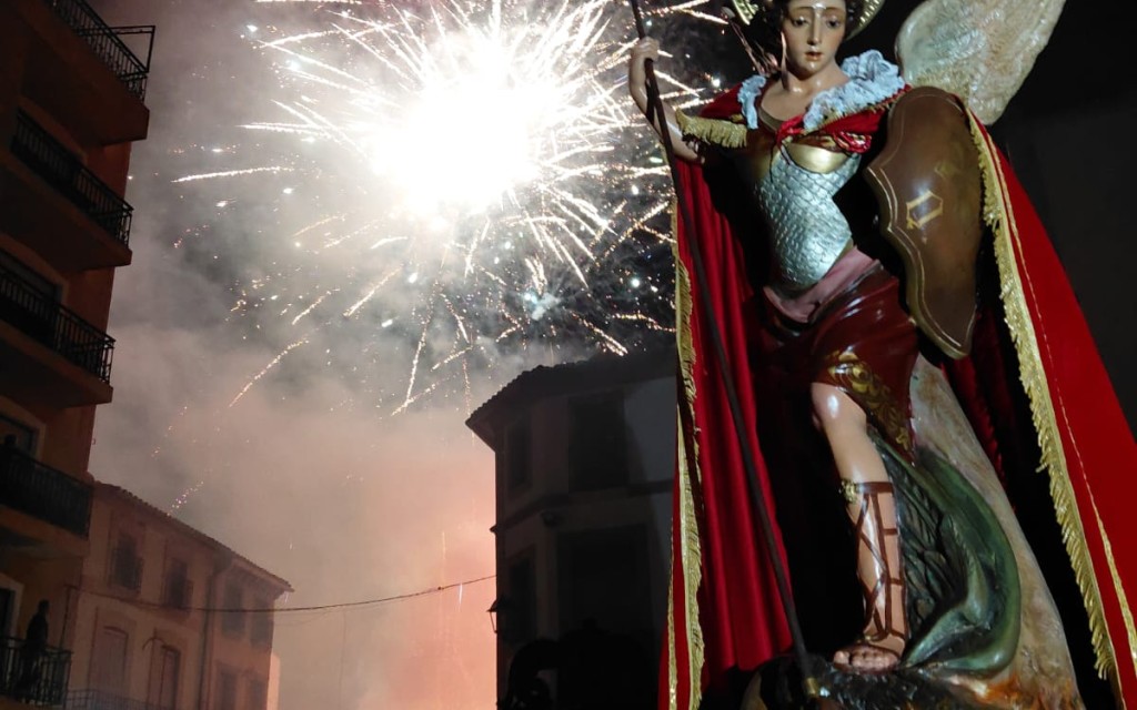 EL TEMPS RESPETA LA MISSA SOLEMNE, LA PROCESSÓ I EL CASTELL. Colofó a les festes de Sant Miquel a Gata