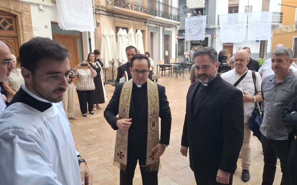 ENTRADA I PRESSA DE POSSESSIÓ DEL NOU RECTOR A LA PARRÒQUIA DE GATA, DON ENRIQUE SAIZ ZAMORANO. "Ja sóc un gater més"; "Vull estar en mig de vosaltes"