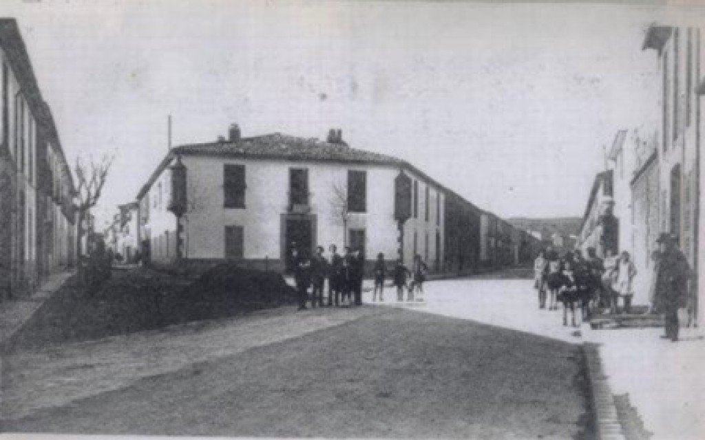 L'ANTIGA CASERNA DE LA GUÀRDIA CIVIL, ARA EN DESÚS, VA COMENÇAR A FUNCIONAR FA 139 ANYS. L'any 1886 el poble va sofragar les despeses de la seua construcció