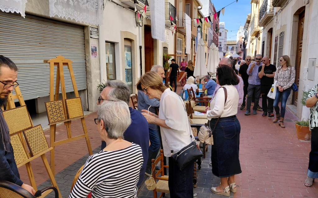 ESTAMPES DE LA XX FIRA GATA AL CARRER: La gent de la comarca visita els llocs de la mostra