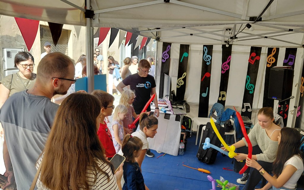 ESTAMPES DE LA XX FIRA GATA AL CARRER: La gent de la comarca visita els llocs de la mostra