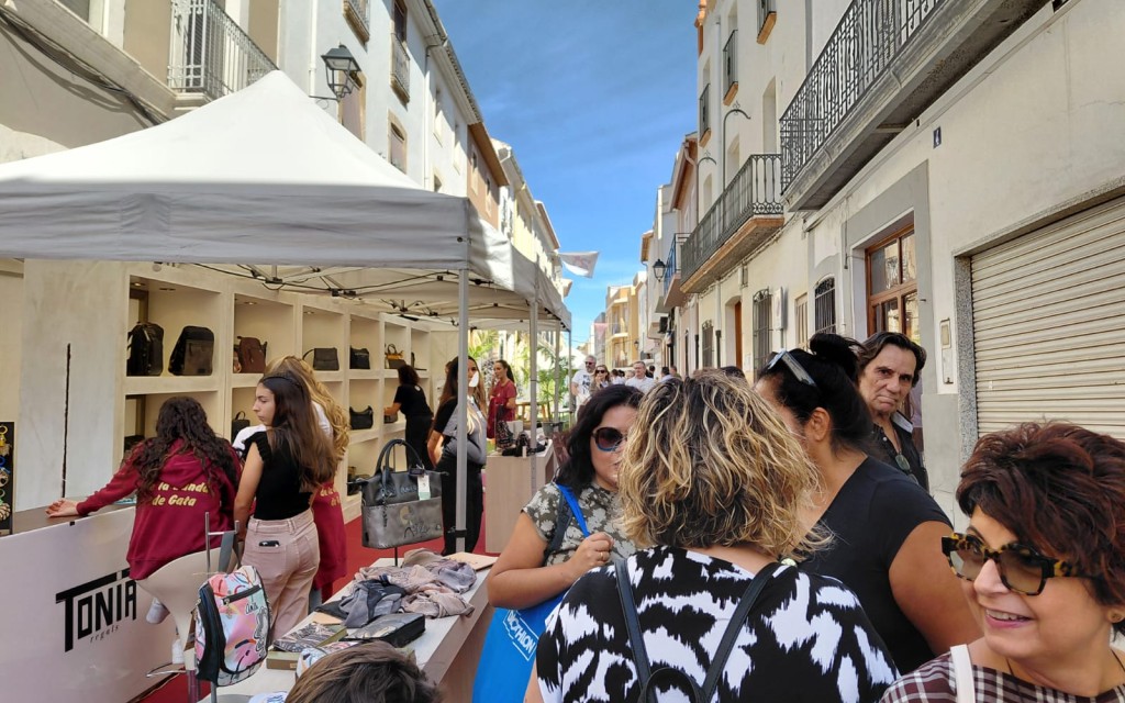 ESTAMPES DE LA XX FIRA GATA AL CARRER: La gent de la comarca visita els llocs de la mostra