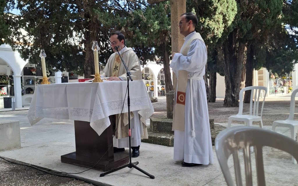 HUI, 2 DE NOVEMBRE, ÉS LA COMMEMORACIÓ DELS FIDELS DIFUNTS. Ahir i hui, centenars de persones visiten el doble cementeri de Gata
