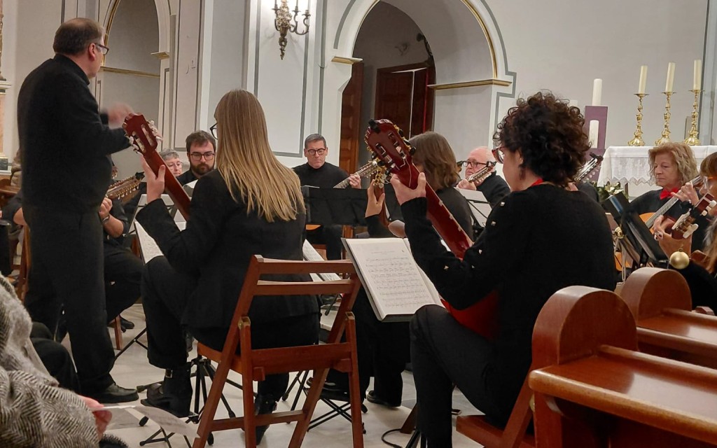L'ESGLÉSIA ACULL EL CONCERT NADALENC DE LA CORAL SERRILLÀS I LA RONDALLA DE L'ESCOLA MUNICIPAL DE GATA. Es van interpretar peces nadalenques i clàssiques