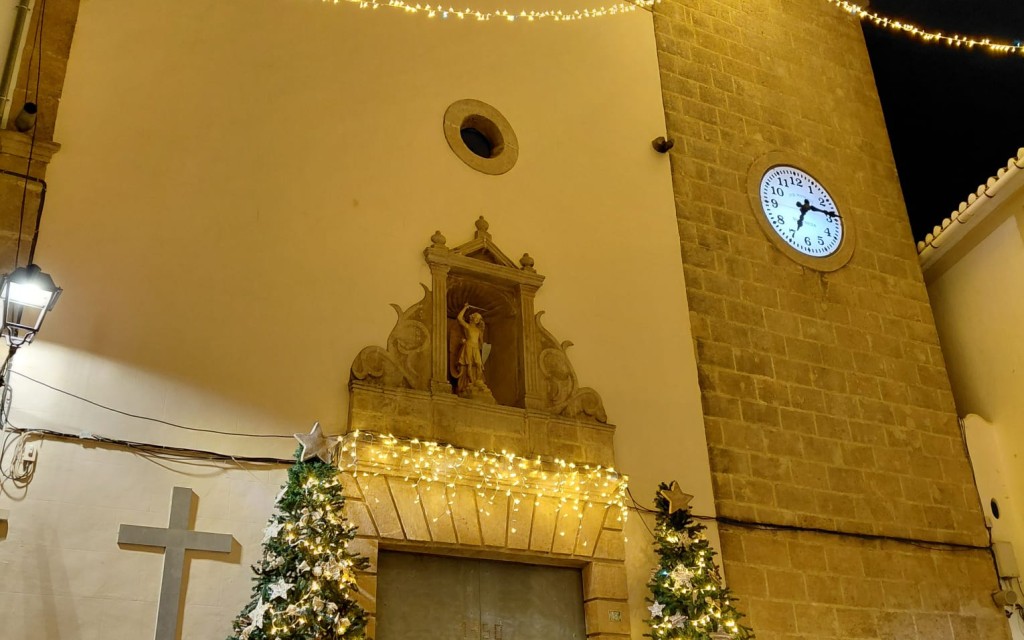 GATA CONSERVA ENCARA ALGUNES TRADICIONS DE LA FESTA DEL DIA DE NADAL. Missa amb la família, estrenes al Jesuset i als menuts, putxero, pastissos...