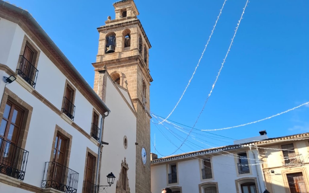 ELS VEÏNS DEL RAVAL I EL POBLE DE GATA FESTEJEN A SANT ANTONI. Les festes al sant amb fred, però sense aigua