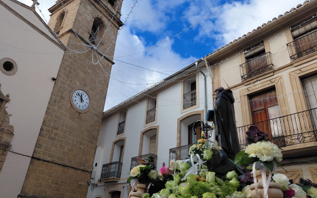 ELS VEÏNS DEL RAVAL I EL POBLE DE GATA FESTEJEN A SANT ANTONI. Les festes al sant amb fred, però sense aigua