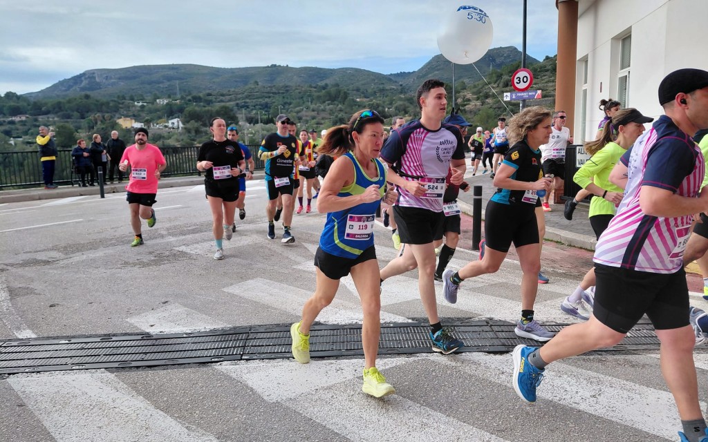 EL CORREDOR ROBERT HARRISON DEL LLEBEIG DE XÀBIA GUANYA LA XXVII VOLTA POPULAR A GATA. Han participat 1.100 corredors. La primera dona, María Isabel Ferrer. Els primers gaters, Albert Cuenca i Alvan Salvá