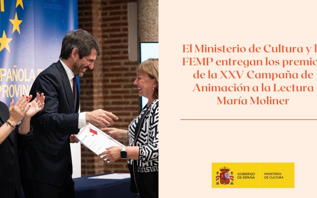 EL MINISTRE DE CULTURA ENTREGA EL DIPLOMA D'UN DELS 10 PREMIS ESPECIALS MARIA MOLINER A LA BIBLIOTECA DE GATA. Les dos bibliotecàries, la regidora de Cultura i l'alcalde el reben a Madrid