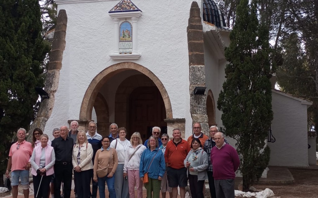 VEÏNS DE GATA RESIDENCIAL VISITEN EL CENTRE URBÀ, L'ERMITA I LA FÀBRICA DE SOMBREROS SIGNES HATS: Un pas més cap a la integració en el poble