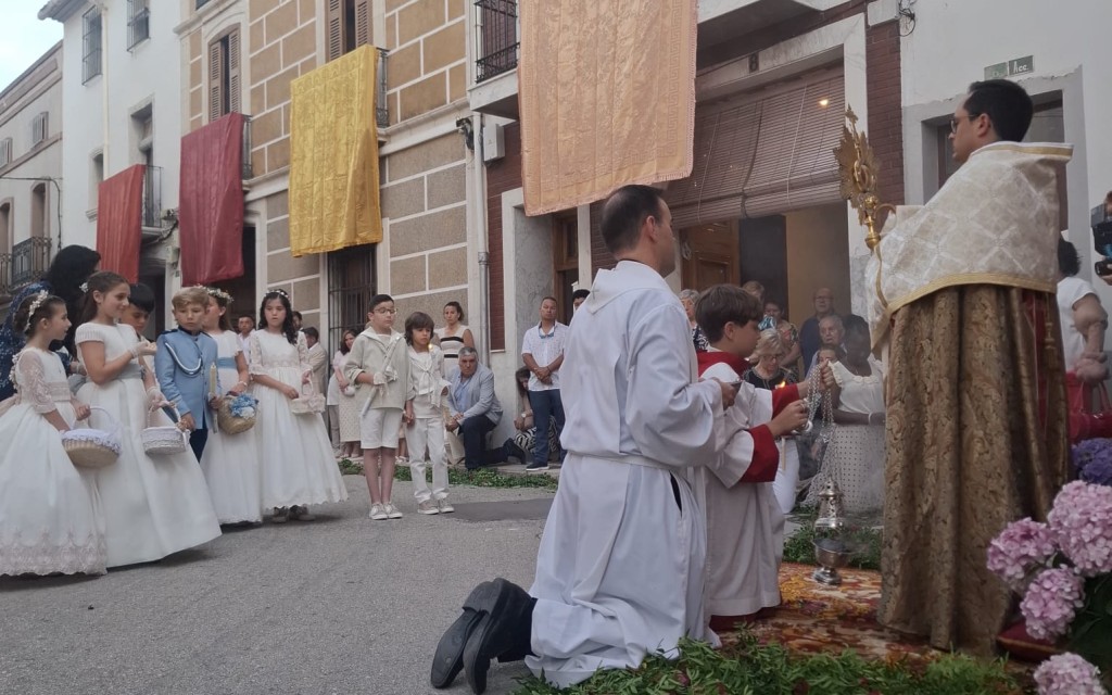 CELEBRACIÓ DEL CORPUS A GATA. La novetat, del carrer Signes retorna la processó a la plaça