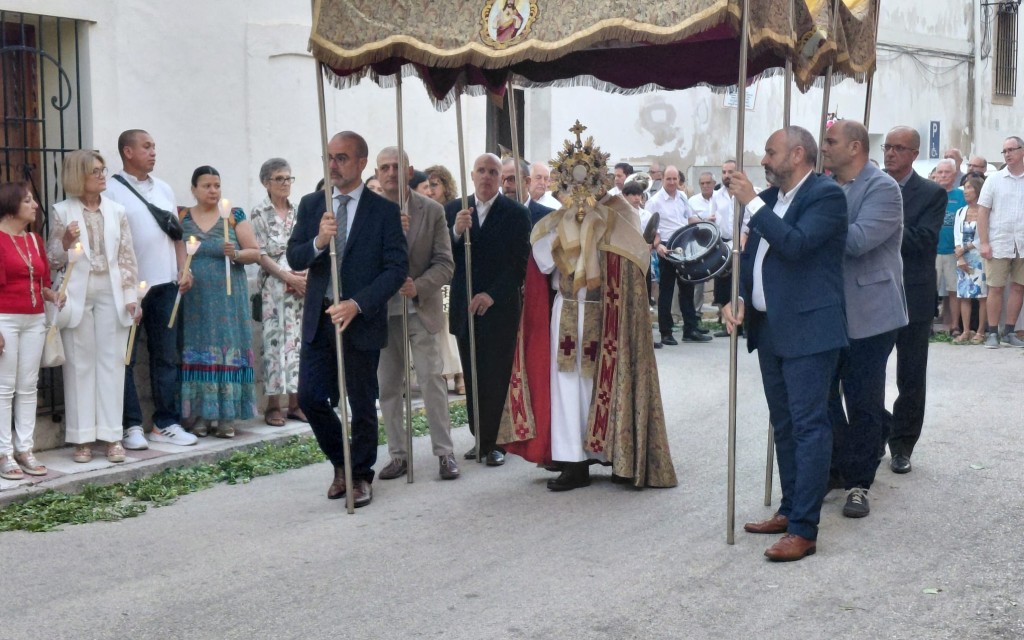 CELEBRACIÓ DEL CORPUS A GATA. La novetat, del carrer Signes retorna la processó a la plaça