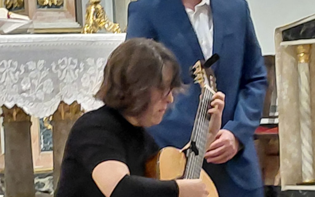 DOS ARTISTES GATERS PER A UN CONCERT IMPRESSIONANT: ROSARIO CASELLES CANET A LA GUITARRA I JOSÉ MONFORT PEDRO DE TENOR  L’església parroquial acull l’actuació del duet dins de la programación del projecte Gata’m