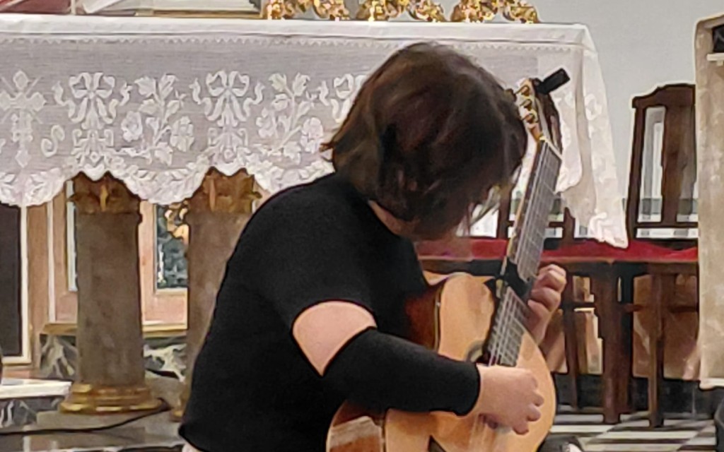 DOS ARTISTES GATERS PER A UN CONCERT IMPRESSIONANT: ROSARIO CASELLES CANET A LA GUITARRA I JOSÉ MONFORT PEDRO DE TENOR  L’església parroquial acull l’actuació del duet dins de la programación del projecte Gata’m