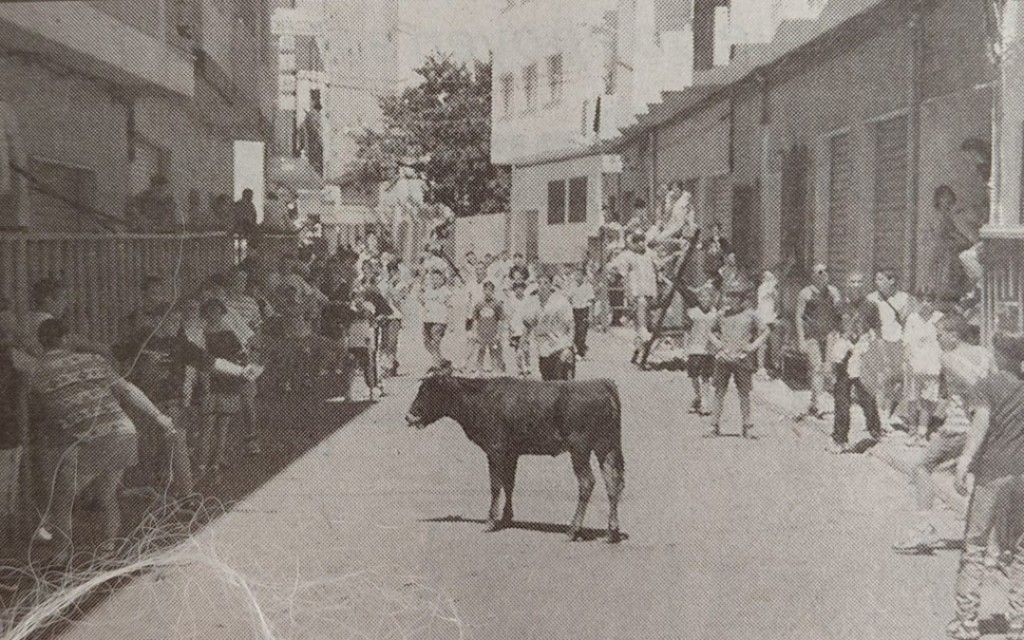 FOTOGRAFIES ANTIGUES...I D'ABANS (Gata en el record). Nº 1.912. Últim any de "bous al carrer" a la Font del Riu, 1998