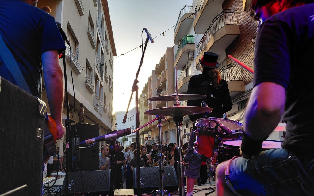 LES FESTES DE LA FONT DEL RIU AFRONTEN EL SEGON DIA: Jocs infantils d'aigua, truc, Abierto 24 horas. Anit, èxit del rock amb gent gatera: La señora X i Catximba
