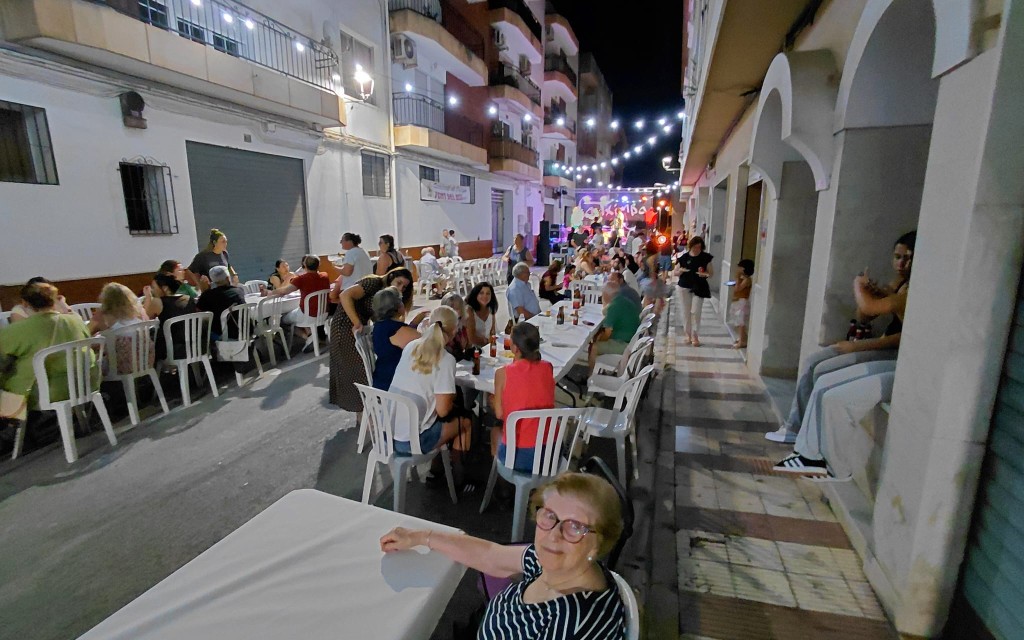 LES FESTES DE LA FONT DEL RIU AFRONTEN EL SEGON DIA: Jocs infantils d'aigua, truc, Abierto 24 horas. Anit, èxit del rock amb gent gatera: La señora X i Catximba