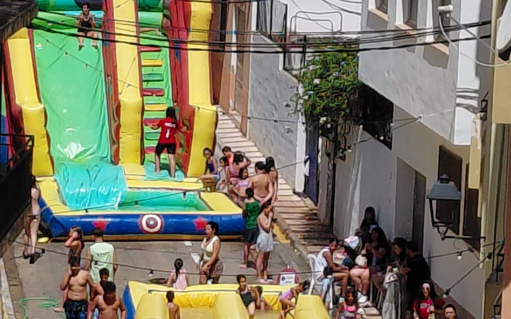 LES FESTES DE LA FONT DEL RIU AFRONTEN EL SEGON DIA: Jocs infantils d'aigua, truc, Abierto 24 horas. Anit, èxit del rock amb gent gatera: La señora X i Catximba
