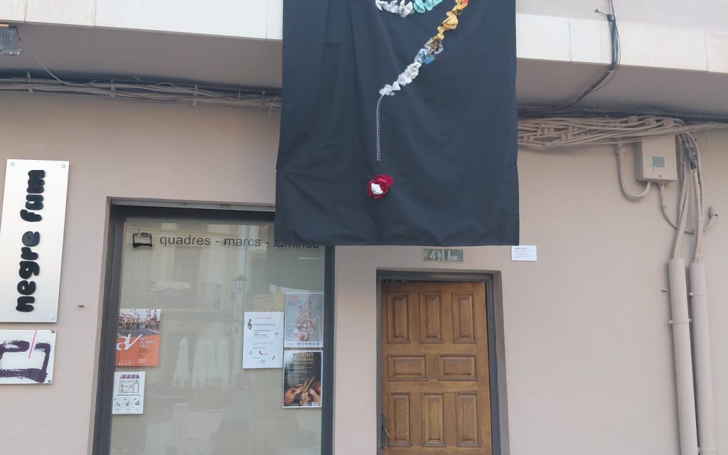 MIRADES URBANES, ART AL VENT, GATA. Obres 13 a 16, de la plaça al carrer