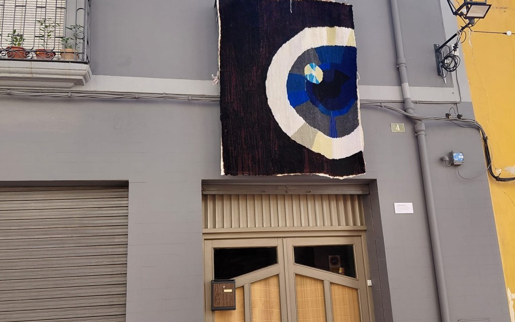 MIRADES URBANES, ART AL VENT, GATA. Obres 13 a 16, de la plaça al carrer