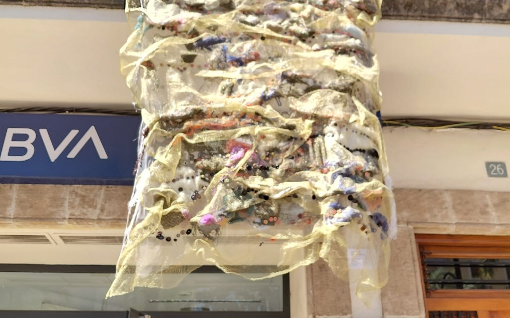 MIRADES URBANES: ART AL VENT, GATA. Estem a la Plaça Nova. Obres 41 a 44.