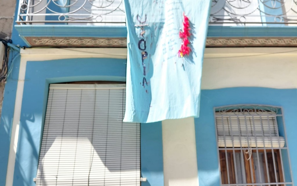 MIRADES URBANES: ART AL VENT, GATA. Estem a la Plaça Nova. Obres 41 a 44.