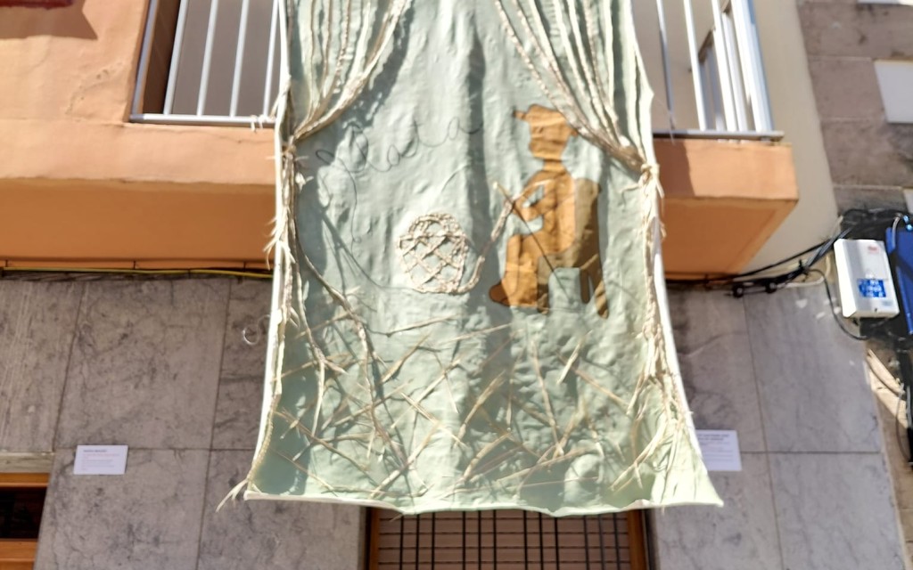 MIRADES URBANES: ART AL VENT, GATA. Estem a la Plaça Nova. Obres 41 a 44.