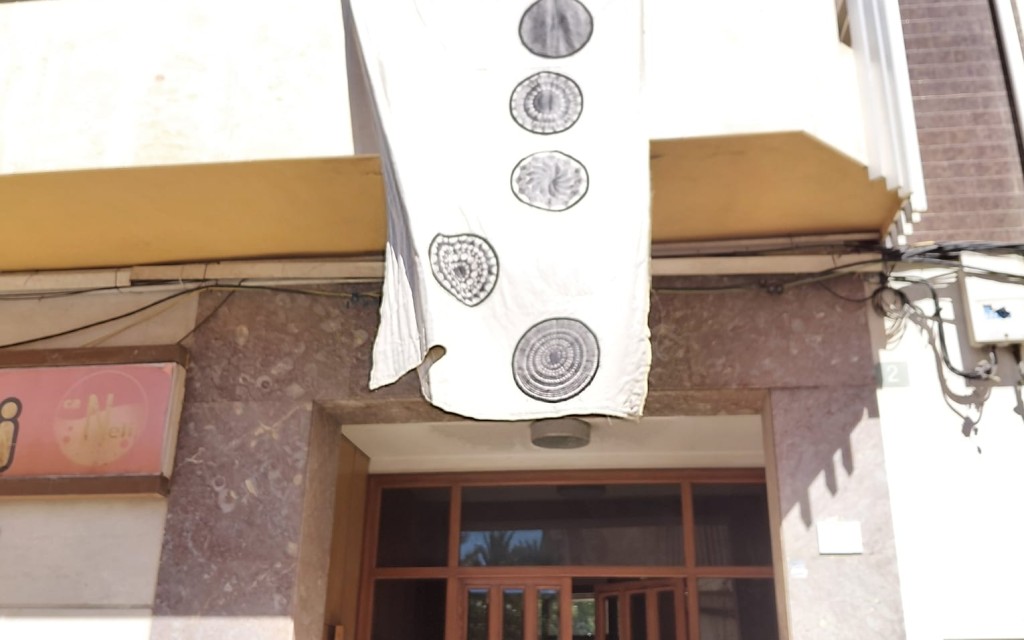 MIRADES URBANES. ART AL VENT, FINAL DE VISITA PER LA PLAÇA NOVA. Obres 53 a 56