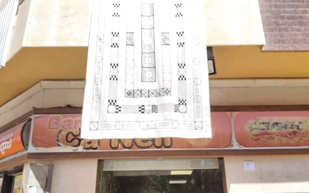 MIRADES URBANES. ART AL VENT, FINAL DE VISITA PER LA PLAÇA NOVA. Obres 53 a 56
