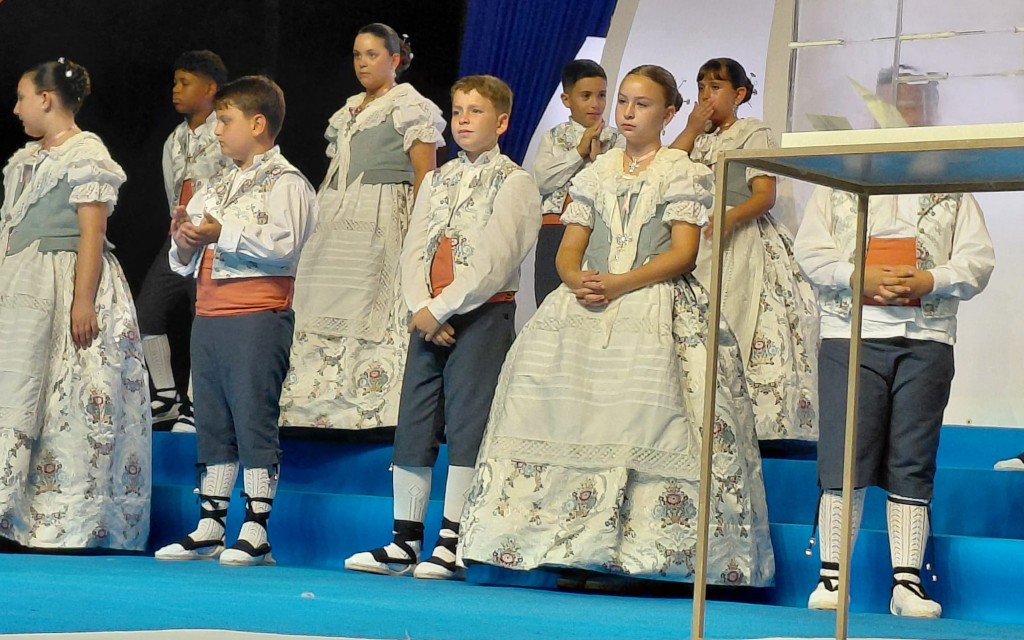 PREÀMBUL FESTER: DESSET REPRESENTANTS DE LA FESTA, ELEGITS AL FESTIVAL 2026. Els primers majors, Llum, Ainhoa i Aitor; els primers infantils Regina, Lara i Pau