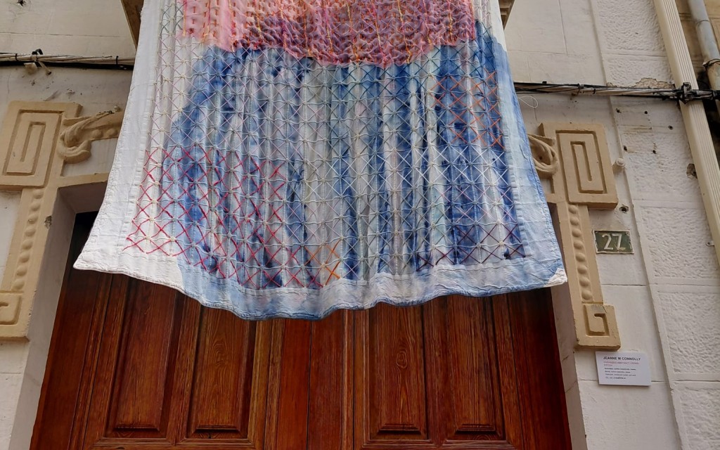 MIRADES URBANES, DINS DEL CARRER CONSTITUCIÓ. Art al Vent 2026. Hui és diumenge 19 de juliol. Obres 61 a 64