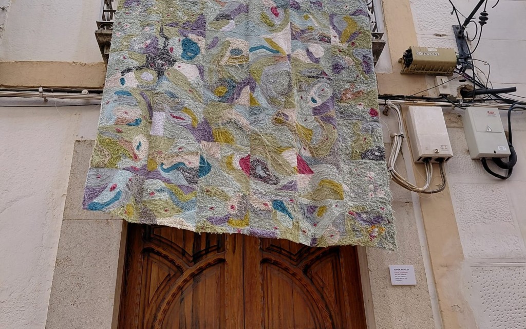 MIRADES URBANES, DINS DEL CARRER CONSTITUCIÓ. Art al Vent 2026. Hui és diumenge 19 de juliol. Obres 61 a 64