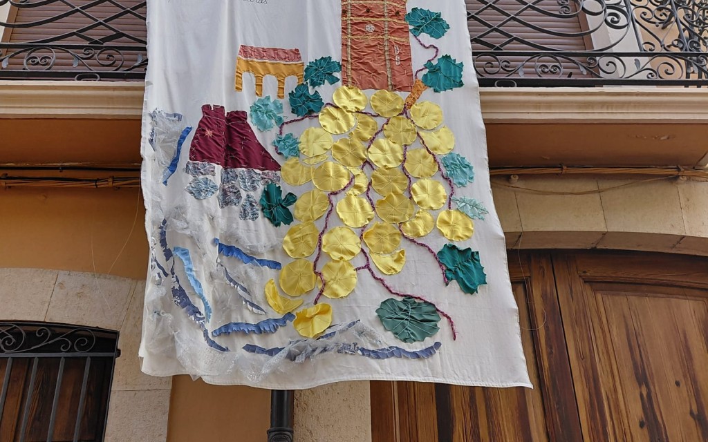 MIRADES URBANES, DINS DEL CARRER CONSTITUCIÓ. Art al Vent 2026. Hui és diumenge 19 de juliol. Obres 61 a 64