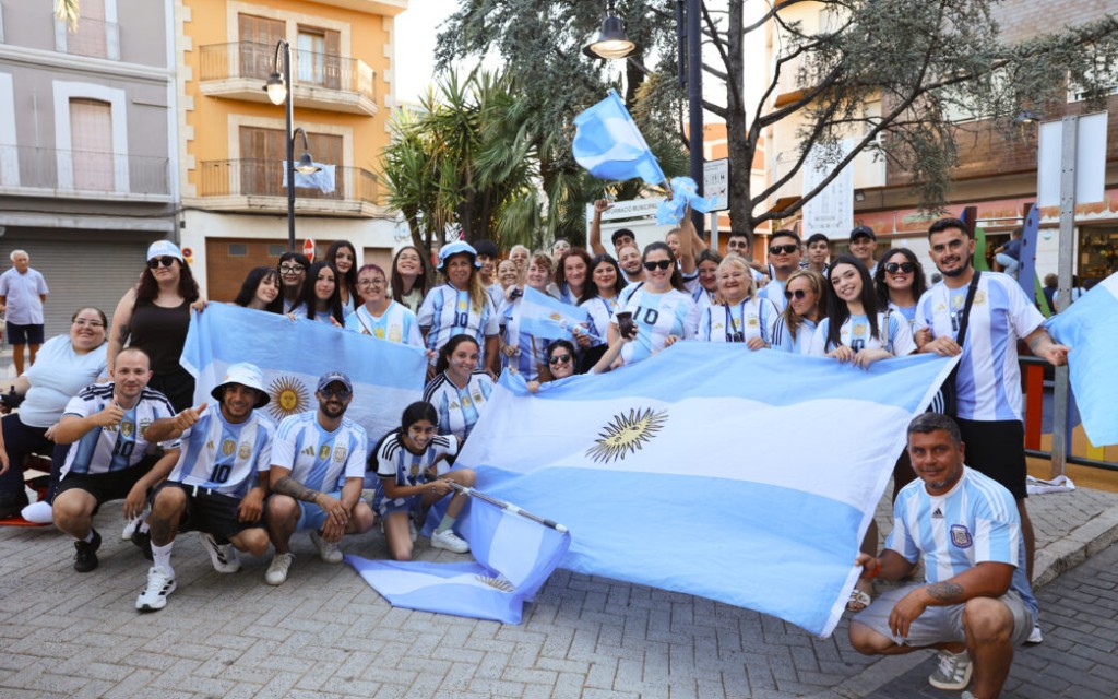 A GATA TAMBÉ ES VIURÀ AMB PANTALLA GEGANT LA FINAL DE LA COPA DEL MÓN DE FUTBOL ENTRE ESPANYA I ARGENTINA. La Comissió 2027 ho farà possible