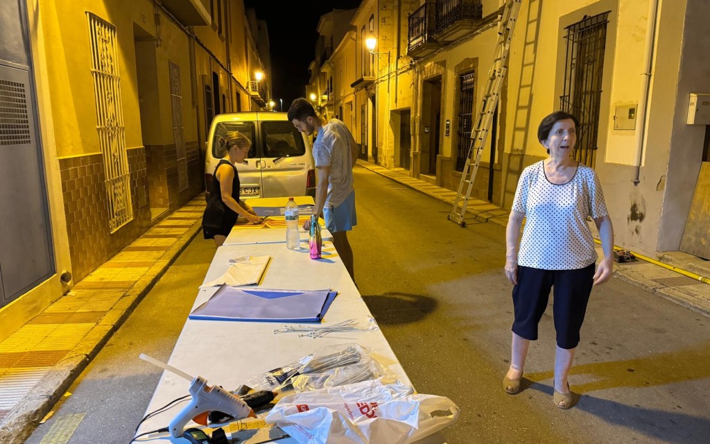 A LES PORTES DE LA FESTA DE GATA. ADORNANT CARRERS. ELS VEÏNS DE REIS CATÒLICS HOMENATJEN A JAUME I EN EL 750 ANIVERSARI DE LA SEUA MORT