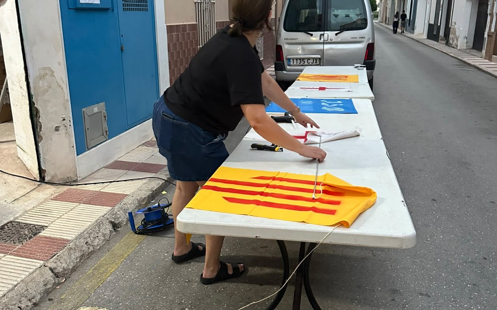 A LES PORTES DE LA FESTA DE GATA. ADORNANT CARRERS. ELS VEÏNS DE REIS CATÒLICS HOMENATJEN A JAUME I EN EL 750 ANIVERSARI DE LA SEUA MORT
