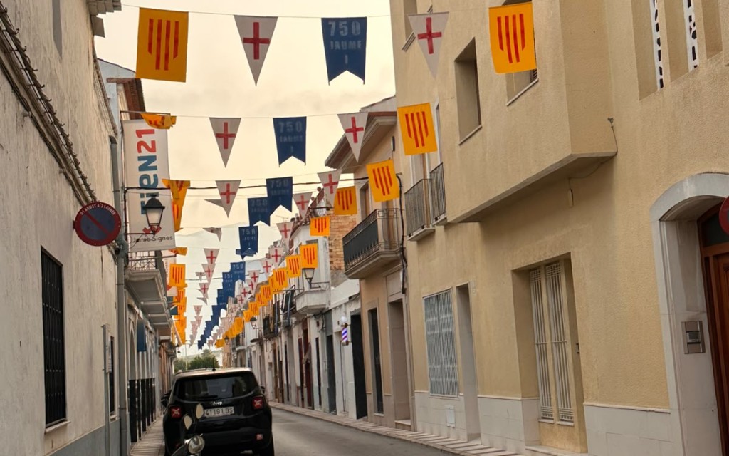 A LES PORTES DE LA FESTA DE GATA. ADORNANT CARRERS. ELS VEÏNS DE REIS CATÒLICS HOMENATJEN A JAUME I EN EL 750 ANIVERSARI DE LA SEUA MORT