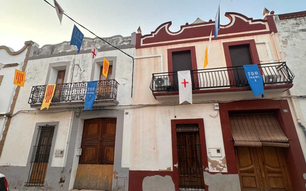 A LES PORTES DE LA FESTA DE GATA. ADORNANT CARRERS. ELS VEÏNS DE REIS CATÒLICS HOMENATJEN A JAUME I EN EL 750 ANIVERSARI DE LA SEUA MORT
